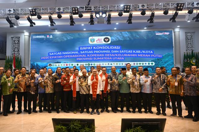 Wakil Gubernur Sumut Surya bersama Ketua Satgas Nasional Koperasi Desa/Kelurahan Merah Putih (KDMP) Zulkifli Hasan, Wakil Menteri Dalam Negeri Bima Arya, serta Kepala Bappenas Arief Prasetyo Adi dan jajaran Kementerian Koordinator Bidang Pangan saat Rapat Konsolidasi Satgas Nasional, Satgas Provinsi dan Satgas Kabupaten/Kota Koperasi Desa/Kelurahan di Aula Raja Inal Siregar, Kantor Gubernur Sumut, Jalan Diponegoro Nomor 30, Medan, Kamis (18/9/2025). Foto/Diskominfo Sumut