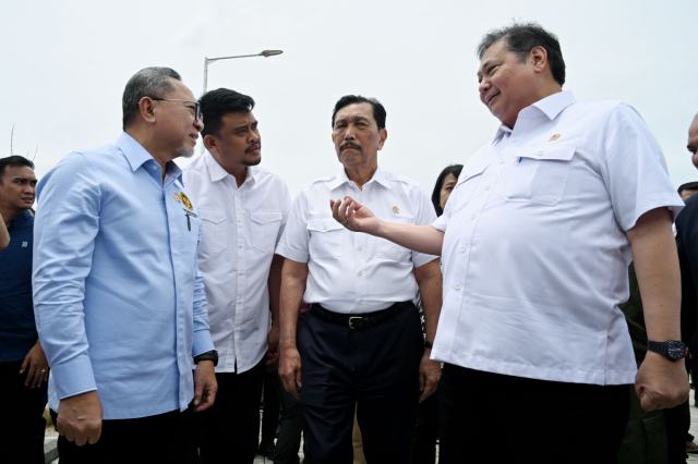 Gubernur Sumut Bobby Nasution menghadiri kunjungan lapangan Ketua Dewan Ekonomi Nasional, Luhut Binsar Panjaitan bersama Menko Pangan RI Zulkifli Hasan, Menko Perekonomian RI Airlangga Hartarto dan Menteri Kehutanan Raja Juli Antoni di Taman Sains Teknologi Herbal dan Holtikultura (TSTH2), Kecamatan Pollung, Kabupaten Humbang Hasundutan, Jumat (19/9/2025). Foto/Diskominfo Sumut