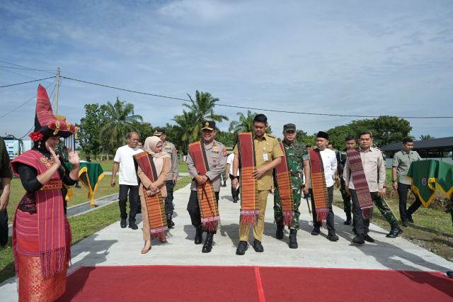 Gubernur Sumatera Utara (Sumut) Bobby Afif Nasution bersama Kapoldasu Irjen Pol Whisnu Hermawan Februanto, Pangdam I/BB Mayjen TNI Rio Firdianto, Ketua DPRD Sumut Erni Ariyanti, meresmikan peluncuran operasional dapur SPPG Menarhanud 2/SSM Kodam I/BB di Mako Menarhanun 2/SSM Deliserdang, Senin (1/9/2025). Foto/Diskominfo Sumut