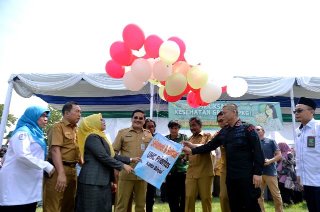 Sekretaris Daerah Provinsi Sumatera Utara Togap Simangunsong meluncurkan secara resmi Program Universal Health Coverage (UHC) Prioritas Kota Binjai di Lapangan Asrama 121 Kebun Lada Kota Binjai, Senin (22/9/2025). Program Cakupan Kesehatan Menyeluruh ini memastikan masyarakat Binjai dapat berobat secara gratis di seluruh rumah sakit hanya menggunakan KTP. Foto/Diskominfo Sumut