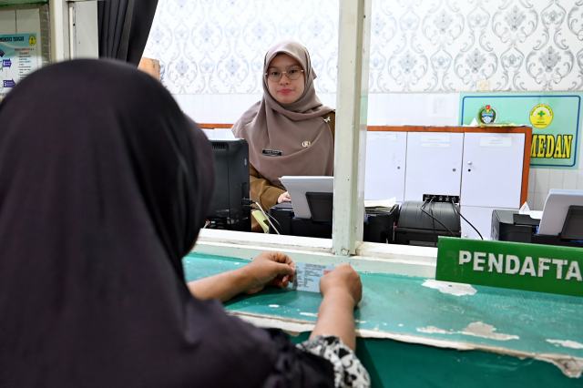 Pasien menggunakan Kartu Tanda Penduduk (KTP) saat mendaftar rawat inap di Rumah Sakit Haji Medan, Selasa (23/9/2025). Seluruh masyarakat kini dapat berobat gratis, cukup dengan KTP, melalui Program Berobat Gratis (Probis) Sumut Berkah. Foto/Diskominfo Sumut