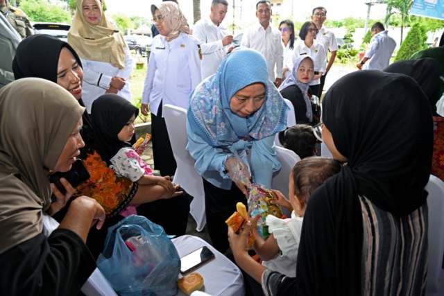 Staff Ahli I TP PKK Sumut Titiek Sugiharti meninjau pelaksanaan Imunisasi Zero Dose dan Pemeriksaan Kesehatan Gratis di UPT Rumah Sakit Khusus Mata, Jalan Kapten Sumarsono, Medan, Rabu (24/9/2025). Foto/Diskominfo Sumut