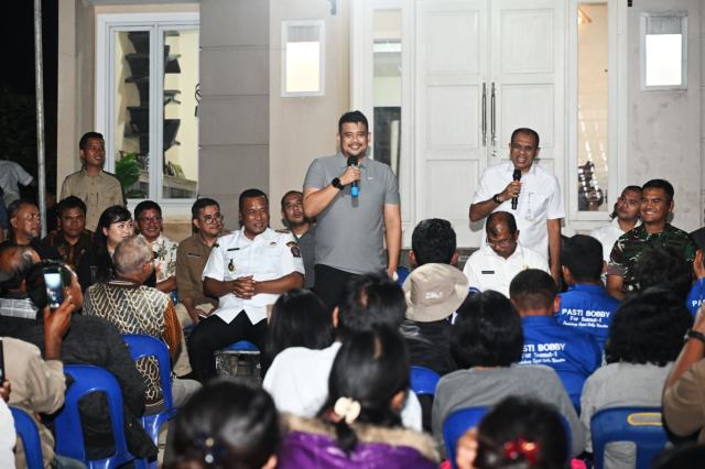 Gubernur Sumatera Utara Muhammad Bobby Afif Nasution didampingi Bupati Toba Effendi Sintong Panangian Napitupulu, sejumlah OPD Pemprov Sumut, serta Forkopimda Toba, berdialog bersama masyarakat pada kegiatan Sapa Daerah (SADA) di Kelurahan Parsoburan Tonga, Kecamatan Habinsaran, Kabupaten Toba, Kamis malam (25/9/2025). Foto/Diskominfo Sumut