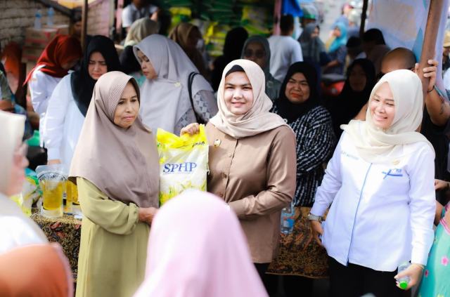 Wakil bupati Madina Atika Azmi Utammi Nasution menyerahkan secara simbolis beras murah
