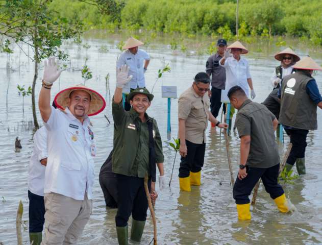 Menteri Kehutanan Republik Indonesia, Raja Juli Antoni, melakukan penanaman mangrove dan panen kepiting di Batubara Mangrove Park, Rabu (10/9/2025).