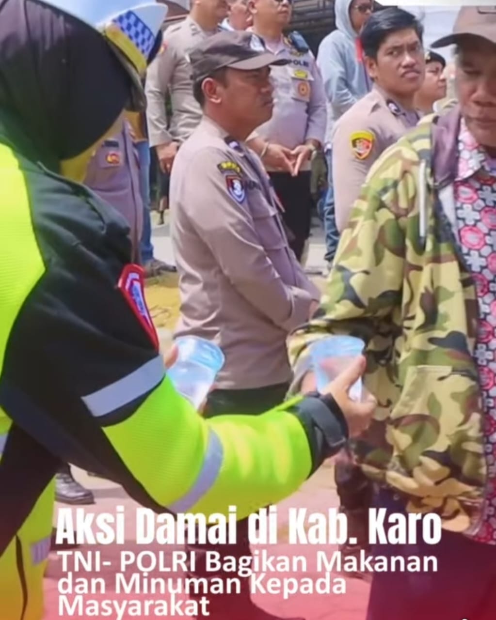 TNI–Polri Bagikan Minuman & Snack, Suasana Aksi Damai di Karo Semakin Harmonis