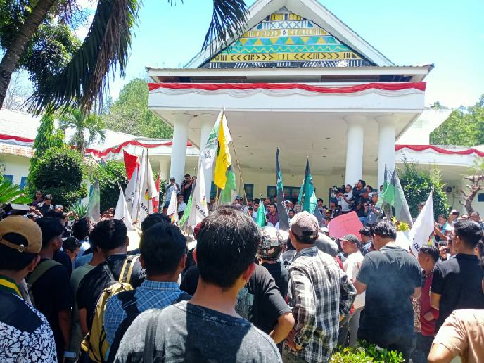 Mahasiswa Cipayung Plus unjuk rasa damai di DPRD Madina.