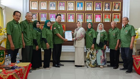 AUDIENSI-Usai menggelar audiensi, Ketua PBIKA Sekolah Tunas Kartika 1-2 Medan, menyerahkan SK kepengurusan kepada Sekretaris Yayasan Marisa Tami di ruang Ketua Yayasan Kartika Jaya Kodam 1 Bukit Barisan, Selasa (02/09/2025). Foto/medandaily. com/ist