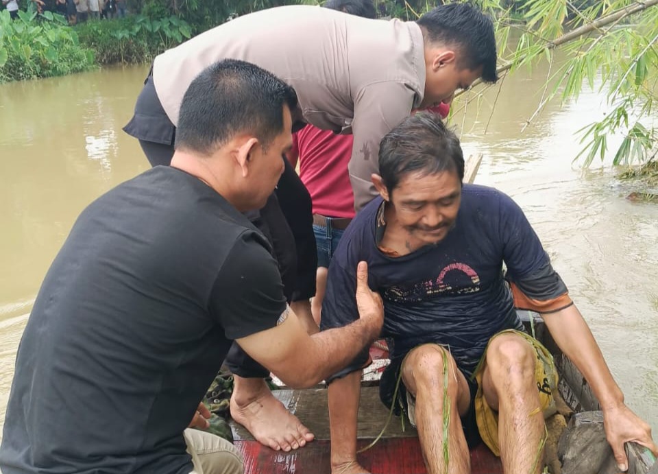 Pria Separuh Baya Nyaris Tewas di Bawa Arus Sungai Pelawi