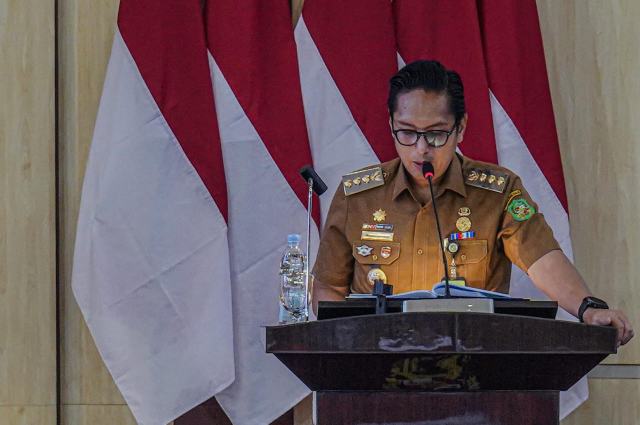 Wali Kota Medan Rico Waas menjawab pandangan fraksi pada Rapat Paripurna DPRD Kota Medan, Senin (8/9/2025).