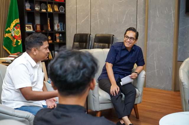 Rico Waas saat menerima audiensi pengurus Federasi Arung Jeram Indonesia (FAJI) Kota Medan di Rumah Dinas Wali Kota Medan, Selasa (9/9/2025).