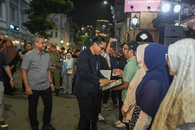 Wali Kota Medan Rico Tri Putra Bayu Waas saat menyerahkan sertifikat Hak Kekayaan Intelektual (HKI) kepada sejumlah pelaku ekonomi kreatif di Kota Medan dalam acara Car Free Night (CFN) yang diadakan di Jalan Ahmad Yani (Kesawan), Kec. Medan Barat, Sabtu (13/9/2025) malam.