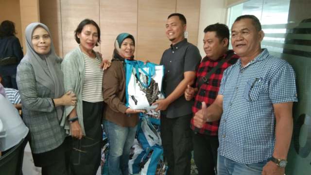 Ketua FWP Syaifullah Defaza menyerahkan bantuan paket bantuan dari Gubernur Sumatera Utara Bobby Nasution kepada wartawan di Press Room Kantor Gubsu di Medan, Senin (15/9/2025).