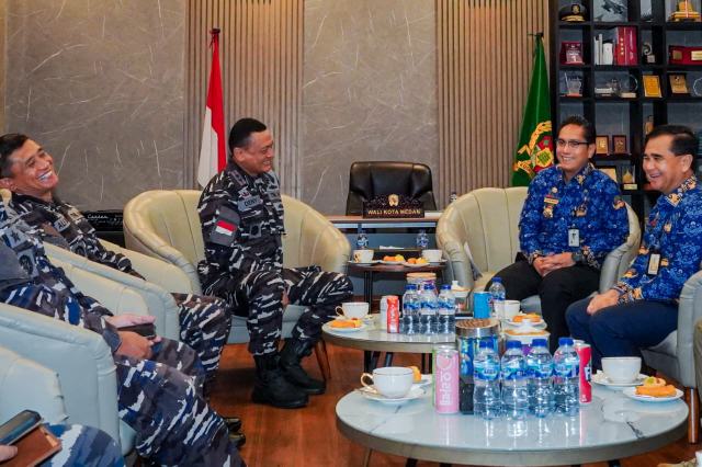 Wali Kota Medan Rico Tri Putra Bayu Waas menerima kunjungan Komandan Daerah Angkatan Laut (Dankodaeral) I Laksamana Muda TNI Deny Septiana di Rumah Dinas Wali Kota Medan, Jalan Sudirman, Rabu (17/9/2025).