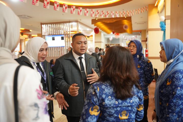 Kepala Dinas PMPTSP Kota Pematangsiantar, Soefie M. Saragih, menerima kunjungan 19 orang peserta PKA di Mal Pelayanan Publik (MPP) Pematangsiantar yang berlokasi di lantai-3 Gedung Ramayana Department Store, Jl. Sutomo Kecamatan Siantar Timur.