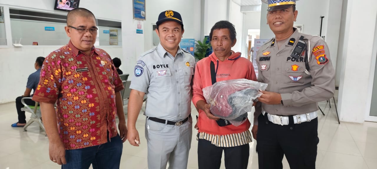 Satlantas Polres Tanah Karo Bagikan Helm SNI di Samsat Kabanjahe