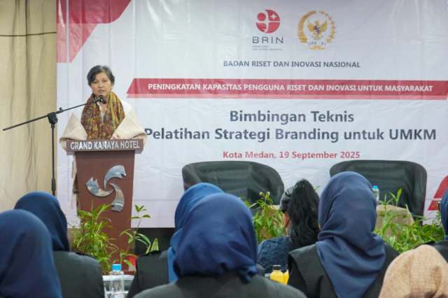 Ketua Dewan Kerajinan Nasional Daerah (Dekranasda) Kota Medan, Airin Rico Waas menghadiri kegiatan Penguatan Kapasitas Pengguna Riset dan Inovasi Pelatihan Branding UMKM di Hotel Grand Kanaya, Jumat (19/9/2025).