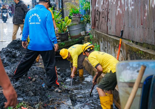 Gotong royong massal dan normalisasi drainase yang diikuti peserta dari berbagai elemen masyarakat, aparatur Pemko Medan, serta unsur TNI dan Polri yang diadakan di jalan Trikora, Kec. Medan Denai, Sabtu (20/9/2025).