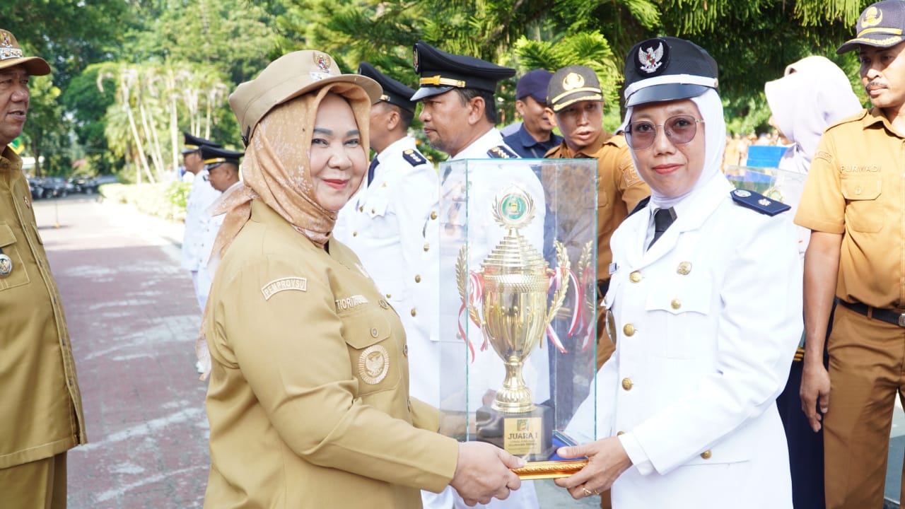 Bupati Langkat Serahkan Penghargaan Kecamatan dan Kelurahan Terbaik 2025