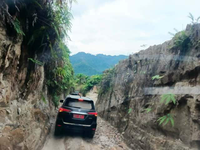 Mobil rombongan Gubernur Sumut Bobby Nasution saat melintasi jalan rusak yang menghubungi Labura dan Toba.