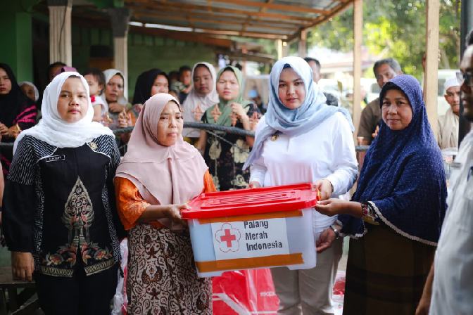 Wakil Bupati Madina Atika Azmi Utammi Nasution menyerahkan bantuan pada korban kebakaran.