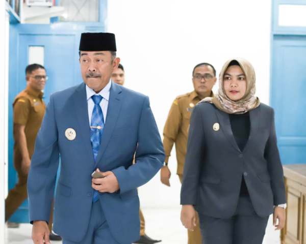 Bupati Madina Saifullah Nasution bersama wakil Bupati Atika Azmi Utammi Nasution.