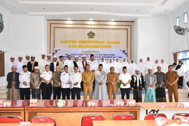 Bupati Madina H Saipullah Nasution bersama peserta MQKN.