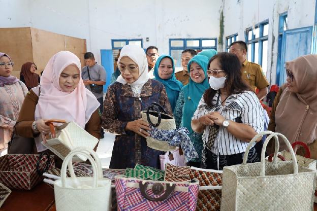 Ketua Dekranasda Madina Ny Yufri Astuti Saipullah Nasution tinjau pelatihan anyaman.