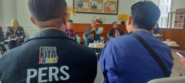 Pemerintah Provinsi Sumatera Utara (Sumut) melalui sejumlah Organisasi Perangkat Daerah Provinsi Sumut melakukan Konferensi Pers di Lobby Dekranasda Lantai 1 Kantor Gubernur Sumut Jalan Diponegoro Kota Medan, Kamis (18/9). Hal tersebut dilakukan terkait jaminan kestabilan harga komoditi pangan dalam rangka menyikapi inflasi daerah. Foto/Diskominfo Sumut