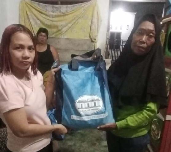 Warga Sumut menerima bantuan dari Wakil Presiden Gibran.