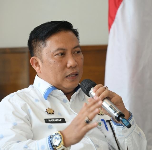Kepala Dinas Kominfo Sumut Erwin Hotmansyah Harahap dalam jumpa pers di Kantor Gubernur Sumut, Jumat (19/9/2025),