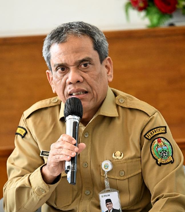 Kadis PERKIM Sumut Hasmirizal Lubis saat melakukan konferensi pers di ruang Dekranasda lantai 1 Kantor Gubernur Sumut, Jalan Diponegoro Sumut, Senin (22/9/2025). Foto/Diskominfo Sumut