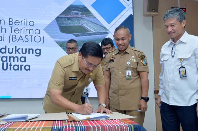 Sekretaris Daerah Provinsi Sumut Togap Simangunsong menandatangani Berita Acara Serah Terima Operasional (BASTO) Jalan Pendukung Stadion Utama Sumut, dari Balai Besar Pelaksanaan Jalan Nasional (BBPJN) Sumut kepada Pemprov Sumut, di Ruang Rapat I Lantai 2 Kantor Gubernur Sumut Jalan Diponegoro 30, Kota Medan, Senin (1/9/2025). Foto/Diskominfo Sumut