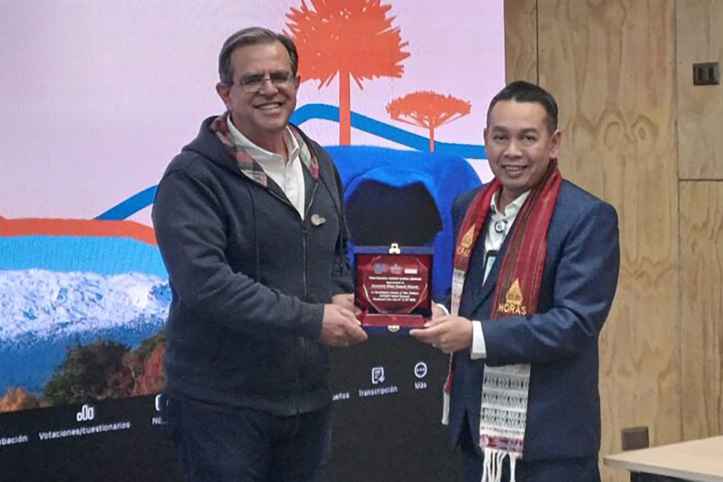 GM BP Toba Caldera UNESCO Global Geopark, Azizul Kholis, memberikan plakat kenang-kenangan kepada Presiden Dewan Eksekutif GGN, Zouros Nikolaos.