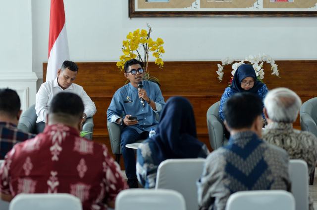 Pemerintah Provinsi Sumatera Utara (Sumut) melalui Dinas Kesehatan Provinsi Sumut dan Badan Gizi Nasional (BGN) Regional Sumut melakukan Konferensi Pers terkait Kolaborasi untuk generasi emas : Pastikan Makanan Gratis yang Aman, Bergizi, dan Bermutu di Lobby Dekranasda Lantai 1 Kantor Gubernur Sumut Jalan Diponegoro Kota Medan, Rabu (1/10/2025). Foto/Diskominfo Sumut