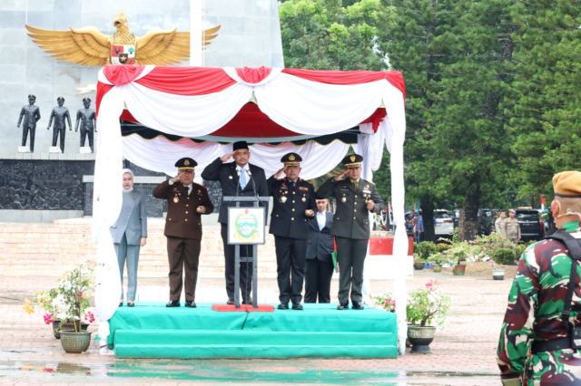 Gubernur Sumatera Utara Muhammad Bobby Afif Nasution menjadi Inspektur Upacara dalam memperingati Hari Kesaktian Pancasila di Lapangan Tugu Letda Sujono, di Nagori Bandar Betsy, Kecamatan Bandar Huluan Kabupaten Simalungun, Rabu (1/10/2025). Foto/Diskominfo Sumut