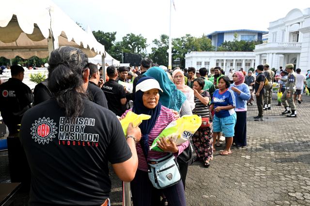 Barisan Bobby Nasution (BBN) Indonesia salurkan 1.000 karung beras 5 kg dengan harga murah kepada masyarakat di Kantor Gubernur Sumut, Jalan Diponegoro Nomor 30, Medan, Jumat (3/10/2025). Foto/Diskominfo Sumut