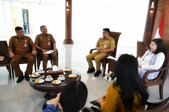 Gubernur Sumatera Utara (Sumut) Bobby Afif Nasution, di dampingi OPD, menerima audiensi tim Google for Education di Anjungan lantai 9, Kantor Gubernur Sumut, Jalan Pangeran Diponegoro Nomor 30 Medan, Senin (6/10/2025). Foto/Diskominfo Sumut