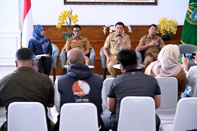 Kepala Dinas Lingkungan Hidup dan Kehutanan Sumut, Heri Wahyudi Marpaung saat konferensi pers terkait Pengelolaan Lingkungan dan Sumberdaya Alam Secara Berkelanjutan di Anjungan Dekranasda Sumut, lantai 1 Kantor Gubernur Sumut, Senin (6/10/2025). Foto/Diskominfo Sumut