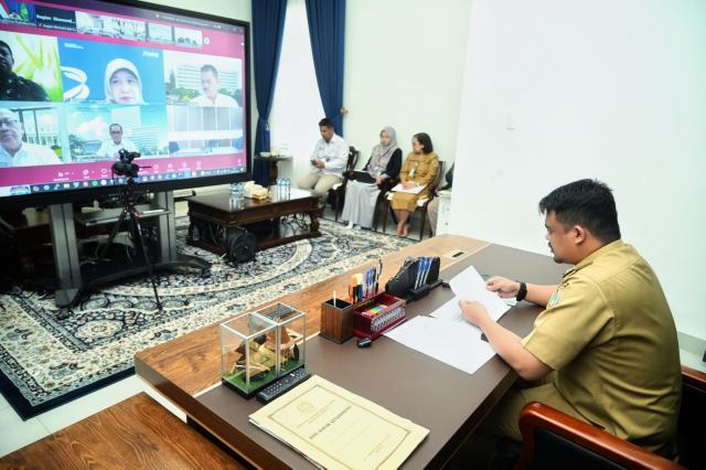 Gubernur Sumut, Bobby Nasution mengikuti secara virtual Rapat Koordinasi Pengendalian Inflasi Tahun 2025 di Rumah Dinas Gubernur Sumut, Jalan Sudirman No. 41, Medan, Senin (6/10/2025). Foto/Diskominfo Sumut