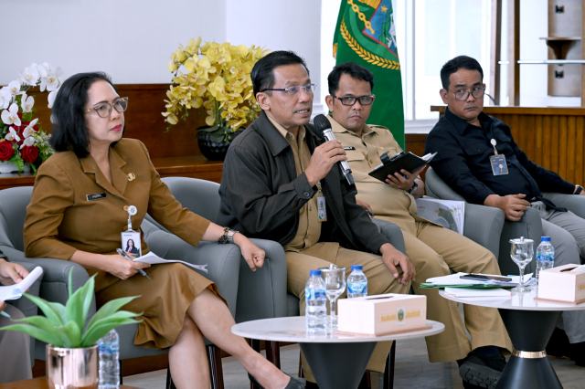 Kepala Dinas Perindustrian, Perdagangan dan ESDM Sumut Fitra Kurnia bersama Kepala Biro Perekonomian Setdaprov Sumut Poppy Hutagalung, Sekretaris Dinas Ketahanan Pangan, Tanaman Pangan dan Holtikultura Sumut Yusfahri Perangin-angin dan Pimpinan Wilayah Perum Bulog Budi Cahyanto saat konferensi pers terkait Pengendalian Inflasi untuk Jaga Daya Beli di Anjungan Dekranasda Sumut, lantai 1 Kantor Gubernur Sumut, Jalan Diponegoro No. 30, Medan, Selasa (7/10/2025). Foto/Diskominfo Sumut