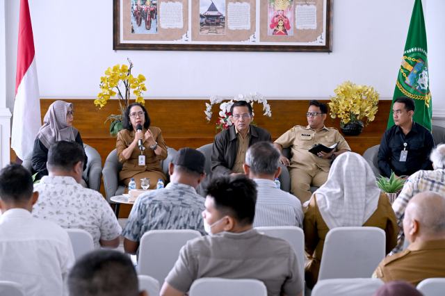 Kepala Dinas Perindustrian, Perdagangan dan ESDM Sumut Fitra Kurnia bersama Kepala Biro Perekonomian Setdaprov Sumut Poppy Hutagalung, Sekretaris Dinas Ketahanan Pangan, Tanaman Pangan dan Holtikultura Sumut Yusfahri Perangin-angin dan Pimpinan Wilayah Perum Bulog Budi Cahyanto saat konferensi pers terkait Pengendalian Inflasi untuk Jaga Daya Beli di Anjungan Dekranasda Sumut, lantai 1 Kantor Gubernur Sumut, Jalan Diponegoro No. 30, Medan, Selasa (7/10/2025). Foto/Diskominfo Sumut