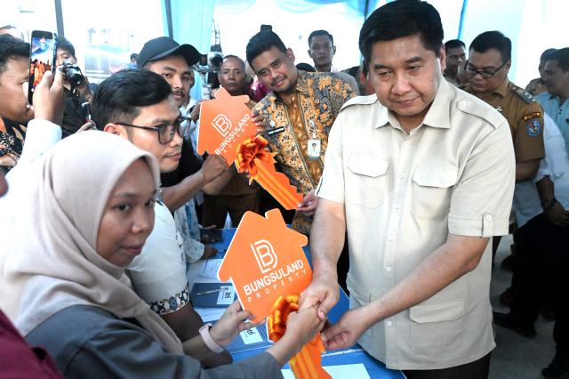 Gubernur Sumatera Utara (Sumut) Bobby Afif Nasution mendampingi Menteri Perumahan dan Permukiman Republik Indonesia Maruarar Sirait pada kunjungan kerja meninjau perumahan subsidi SMK Residence 2 di Jalan Sentosa, Lubukpakam, Kabupaten Deliserdang, Selasa (7/10/2025). Foto/Diskominfo Sumut
