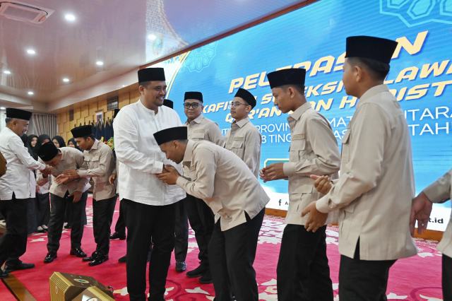 Gubernur Sumatera Utara (Sumut) Bobby Nasution secara resmi melepas keberangkatan Kafilah Sumut, yang akan bertanding di Seleksi Tilawatil Qur'an dan Hadits (STQH) ke-28 tingkat nasional di Kendari, Sulawesi Tenggara. Acara pelepasan berlangsung di Aula Tengku Rizal Nurdin, Jalan Sudirman No. 41 Medan, Selasa (7/10/2025) malam. Foto/Diskominfo Sumut 