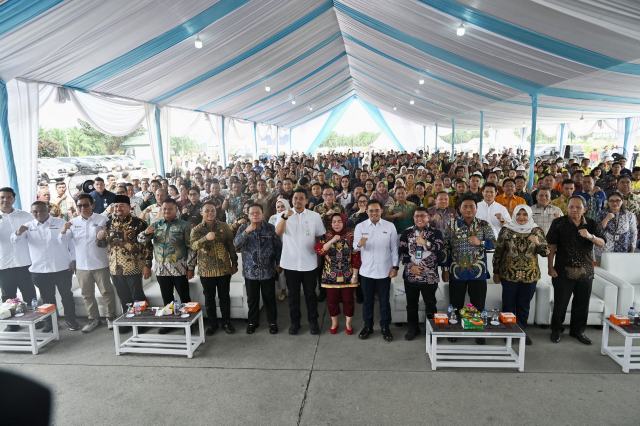 Gubernur Sumatera Utara (Sumut) Bobby Nasution menyerahkan secara simbolis Kartu BPJS Ketenagakerjaan bagi pekerja rentan kepada Bupati/Wali Kota se-Sumatera Utara di Kawasan Ekonomi Khusus (KEK) Sei Mangkei, Kabupaten Simalungun, Kamis (9/10/2025). Foto/Diskominfo Sumut 