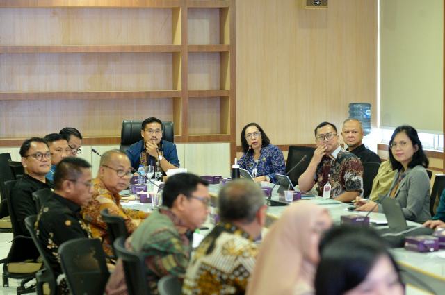 Sekretaris Daerah Provinsi Sumatera Utara (Sumut) Togap Simangunsong memimpin rapat teknis lanjutan penanganan inflasi Provinsi Sumut khususnya komoditas cabai merah di Ruang Rapat II Lantai 2 Kantor Gubernur Sumut Jalan Diponegoro Kota Medan, Jumat (10/10/2025). Foto/Diskominfo Sumut 