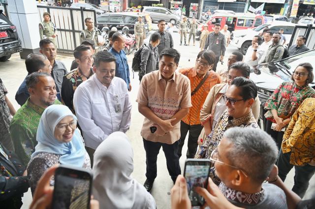 Gubernur Sumatera Utara (Sumut) Muhammad Bobby Afif Nasution mendampingi Menteri Perumahan dan Kawasan Permukiman (PKP) Maruarar Sirait, serta Menteri Dalam Negeri (Mendagri) Tito Karnavian saat meninjau Mall Pelayanan Publik (MPP) Kota Medan di Jalan Iskandar Muda, Jumat (10/10/2025). Foto/Diskominfo Sumut 