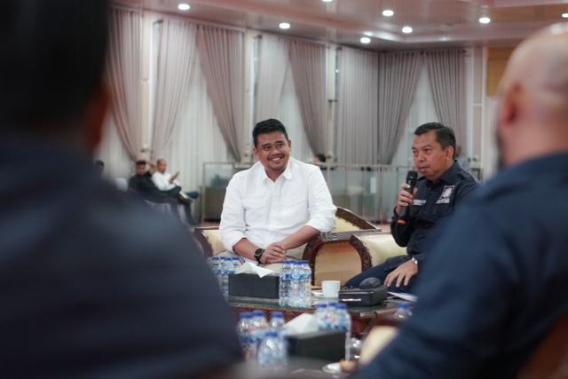 Gubernur Sumatera Utara (Sumut) Bobby Nasution, didampingi sejumlah Kepala Organisasi Perangkat Daerah (OPD), menerima audiensi dari pengurus Asosiasi Pengembang Perumahan dan Permukiman Seluruh Indonesia (APPERSI) Sumut di Aula Tengku Rizal Nurdin, Jumat (10/10/2025) malam. Foto/Diskominfo Sumut