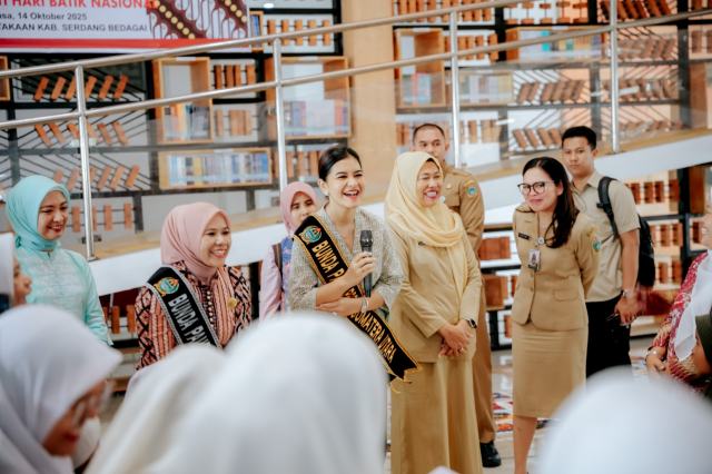 Bunda PAUD Sumut Kahiyang Ayu menghadiri lomba membatik anak PAUD dalam rangka turut memeriahkan Hari Batik Nasional di Aula Perpustakaan Kabupaten Serdangbedagai, Selasa (14/10/2025). Foto/Diskominfo Sumut 