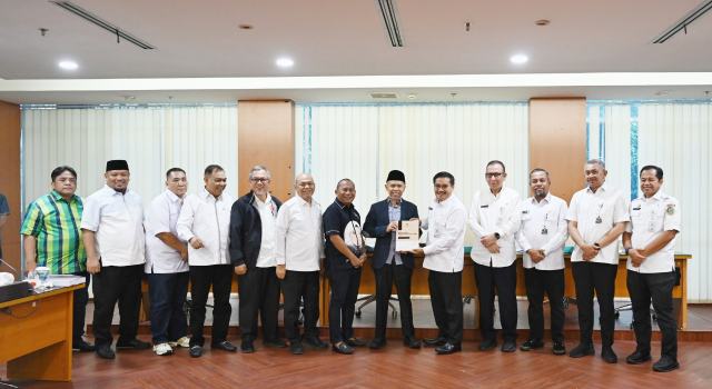 Sekdaprov Sumut, Togap Simangunsong secara resmi menyerahkan Rancangan Kebijakan Umum Anggaran (KUA) dan Prioritas Plafon Anggaran Sementara (PPAS) APBD Sumut Tahun Anggaran 2026 kepada DPRD Sumut di ruang Badan Anggaran (Banggar) Kantor DPRD Sumut, Jalan Imam Bonjol Medan, Rabu (15/10/2025). Foto/Diskominfo Sumut